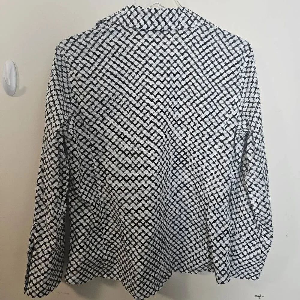 Talbots Long sleeve Button Front Button White Geometric Print Size 14 Wrinkle R - Picture 3 of 4